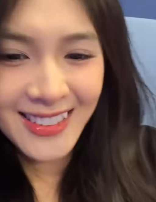 Trong một clip chia sẻ, nữ streamer tiết lộ bản thân rất tự ti với hàm răng của mình nên gần như chụp hình không bao giờ cười. Song để có được diện mạo như mình mong muốn mà vừa qua, cô nàng đã đi bọc răng sứ 21 chiếc với giá thành 14 triệu/ chiếc.