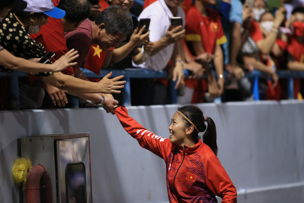 Huỳnh Như có niềm đam mê với bóng đá từ nhỏ. Nhưng phải đến năm lớp 10, cô mới xác định được mục tiêu cuộc đời, chính thức theo đuổi con đường bóng đá chuyên nghiệp.