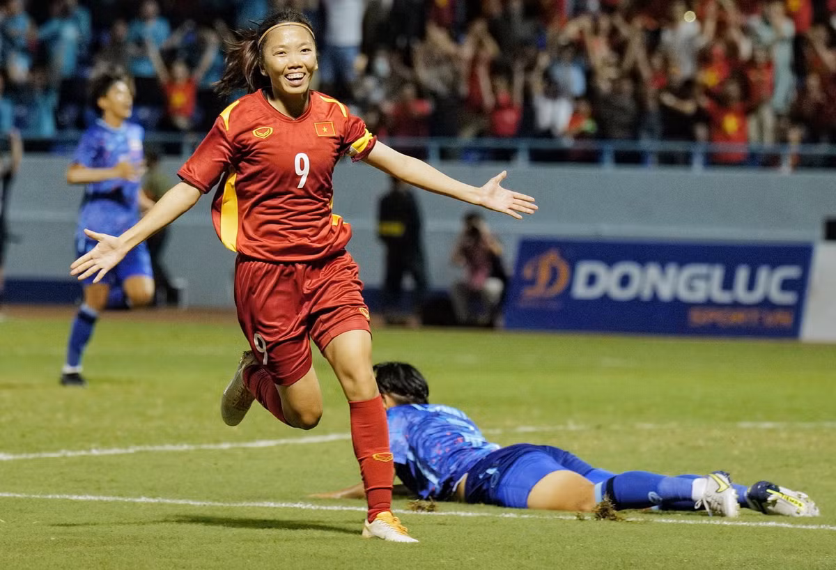 Theo tìm hiểu, Huỳnh Như SN 1991, đến từ Đồng Tháp. Hiện cô đang chơi trong màu áo của CLB bóng đá nữ TP HCM và tuyển nữ Quốc gia.