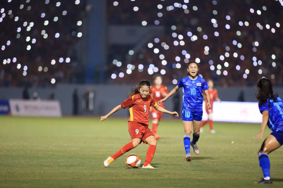 Tối 21/5, đội tuyển nữ Việt Nam đã có trận đấu tiếp tuyển nữ Thái Lan tại chung kết bóng đá nữ Sea Games 31. Cả 2 đội ra sân với quyết tâm thi đấu cực cao.