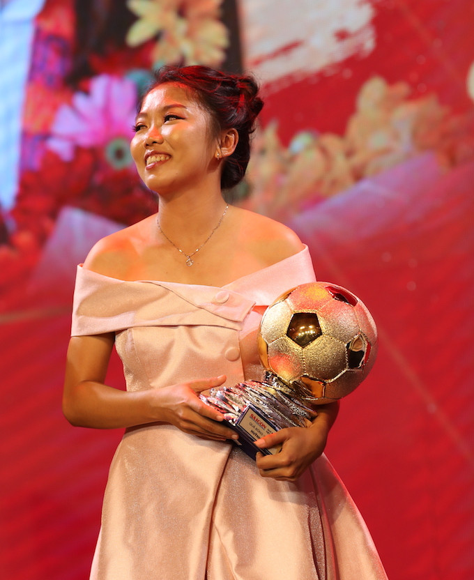 Ngoài thời gian dành cho niềm đam mê sân cỏ, cô còn có nghề tay trái là bán dừa. Hiện 9X đang là bà chủ một tiệm bán dừa tại quê nhà.