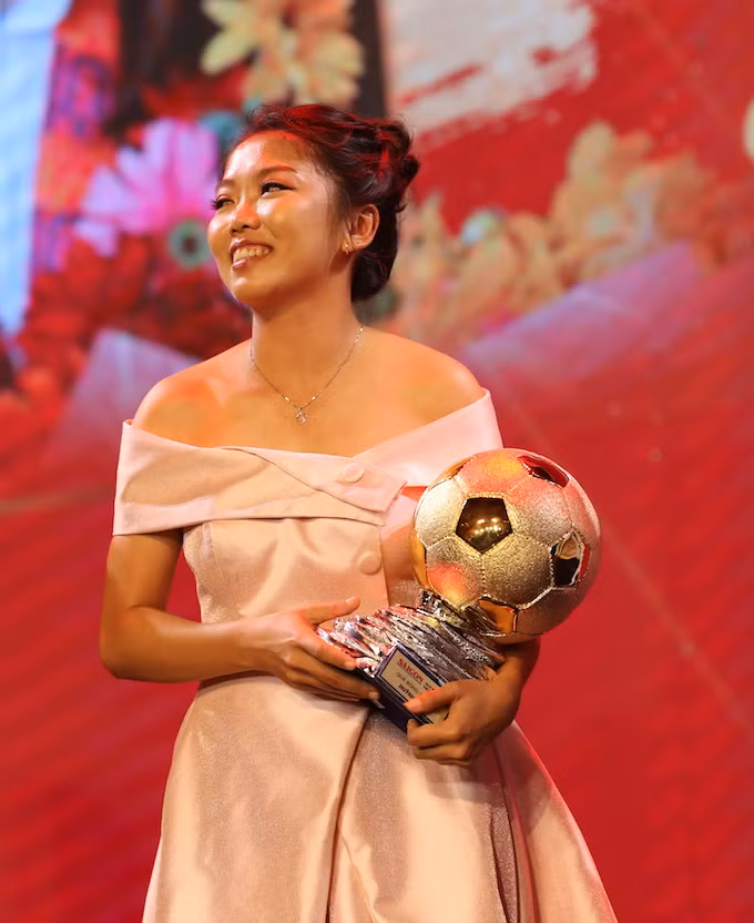 Ngoài thời gian dành cho niềm đam mê sân cỏ, cô còn có nghề tay trái là bán dừa. Hiện 9X đang là bà chủ một tiệm bán dừa tại quê nhà.