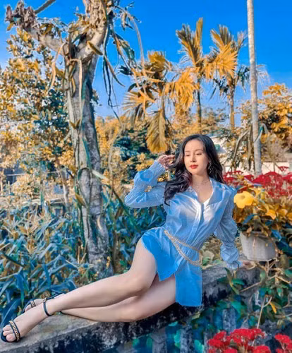 Tuy nhiên, nhiều fan nhanh chóng phát hiện bà Tưng sở hữu nốt ruồi phú quý nằm ở phía ngực bên phải. Thế nhưng Huyền Anh lại hài hước nói: “Bị muỗi đốt thôi”.