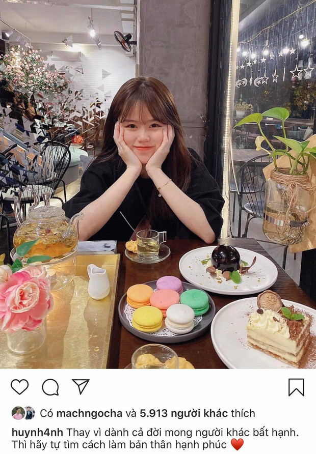 Ngay sau khi bức ảnh trên được đăng tải, trang cá nhân của Huỳnh Anh - bạn gái mới Quang Hải đã bị "nhòm ngó" bởi không chỉ fan của tiền vệ này mà còn đến từ NHM "tình cũ" anh là Nhật Lê.