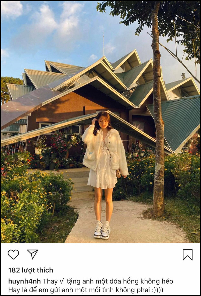 "Thay vì tặng anh một đóa hồng không héo. Hay là để em gửi anh một mối tình không phai" là một "bài thính" điển hình trên trang cá nhân của Huỳnh Anh - bạn gái mới của cầu thủ Quang Hải.