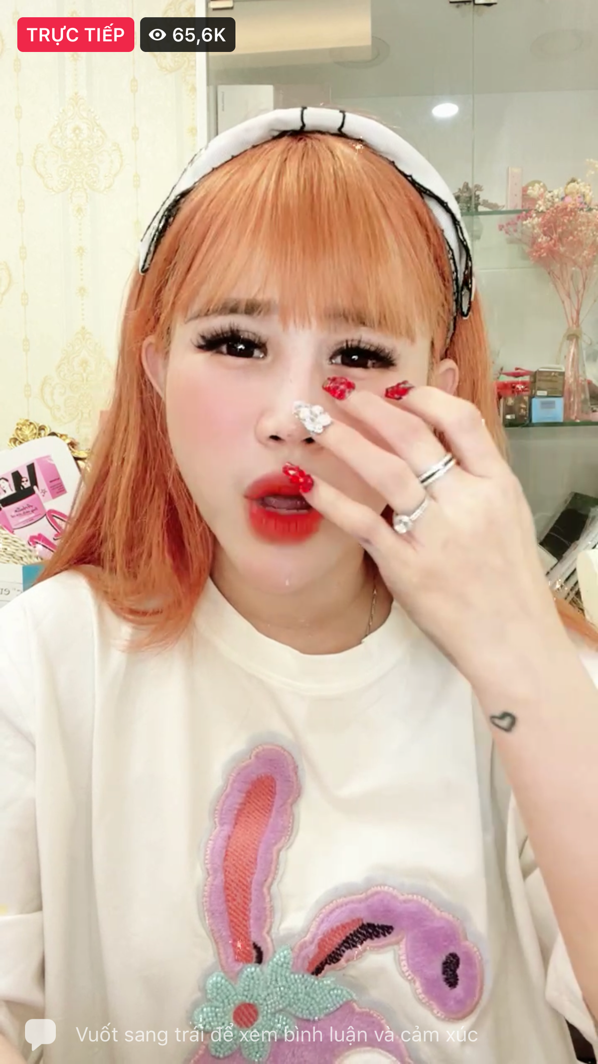 Về phía Trần My, cô kinh doanh mặt hàng đồ bộ ở nhà, vậy nên để khách thấy mẫu và "chốt đơn" thì Trần My phải thay đồ liên tục.