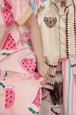 Thông thường để bán được hàng trên livestream, người kinh doanh phải sử dụng sản phẩm, cho người xem thấy "công năng" của nó hiệu quả thế nào. Ví dụ như nhiều chủ shop khi bán kem thì sẽ vừa livestream vừa thoa lên người. Tuy nhiên, độ chân thực cũng khó nói kèm theo đó là cần phải xem kĩ nguồn gốc xuất xứ.