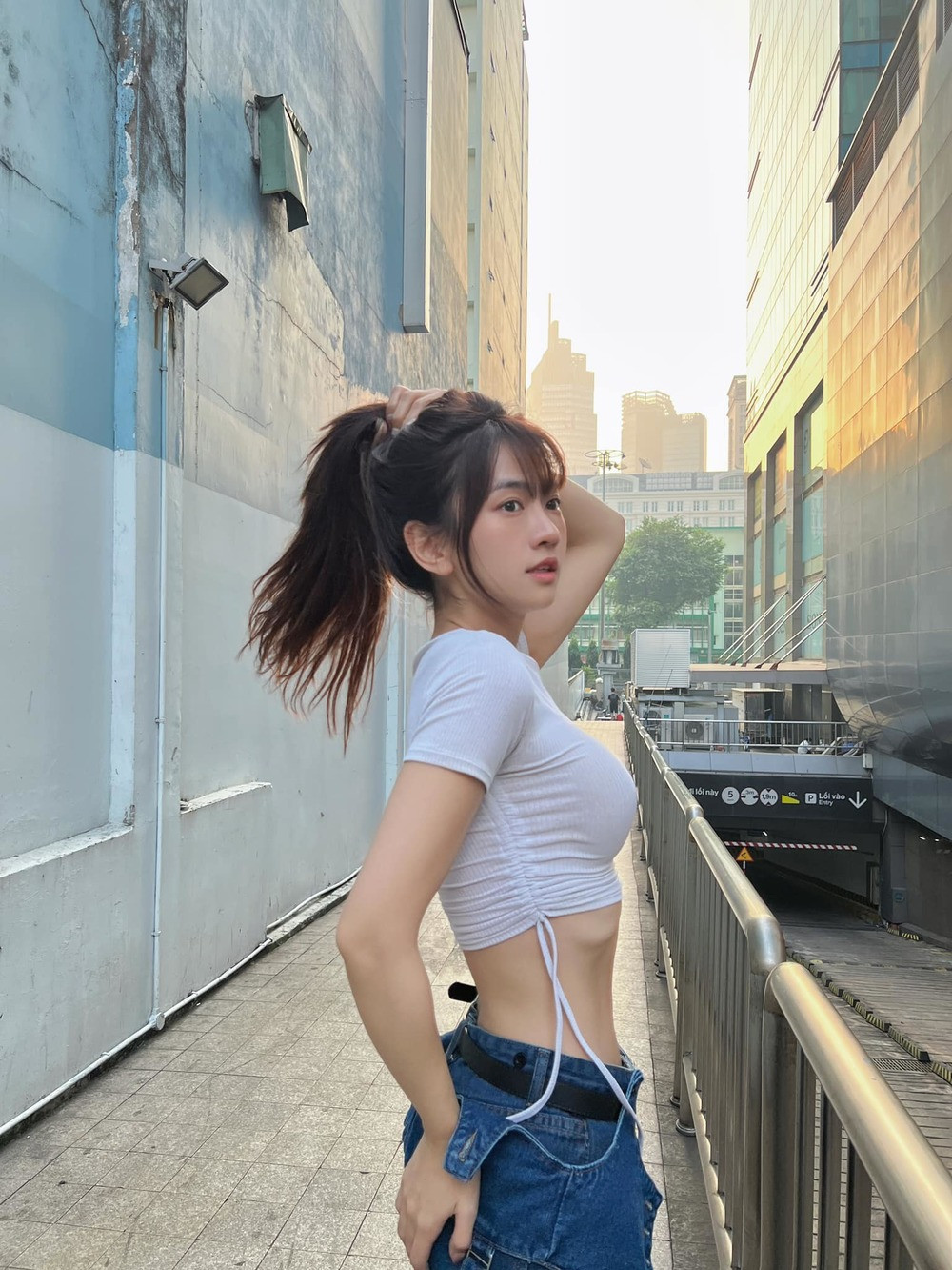 Nữ TikToker chia sẻ: "13 năm trước, một cô bé lớp 7 dõng dạc tuyên bố với bà và bố mẹ: Sau này lớn lên, con sẽ xây cho gia đình mình một cái nhà thật to. Năm 24 tuổi con sẽ mua ô tô và 27 tuổi con sẽ mua nhà. Thế rồi, năm tháng trôi qua, những điều trong lời nói năm ấy cứ dần trở thành hiện thực".