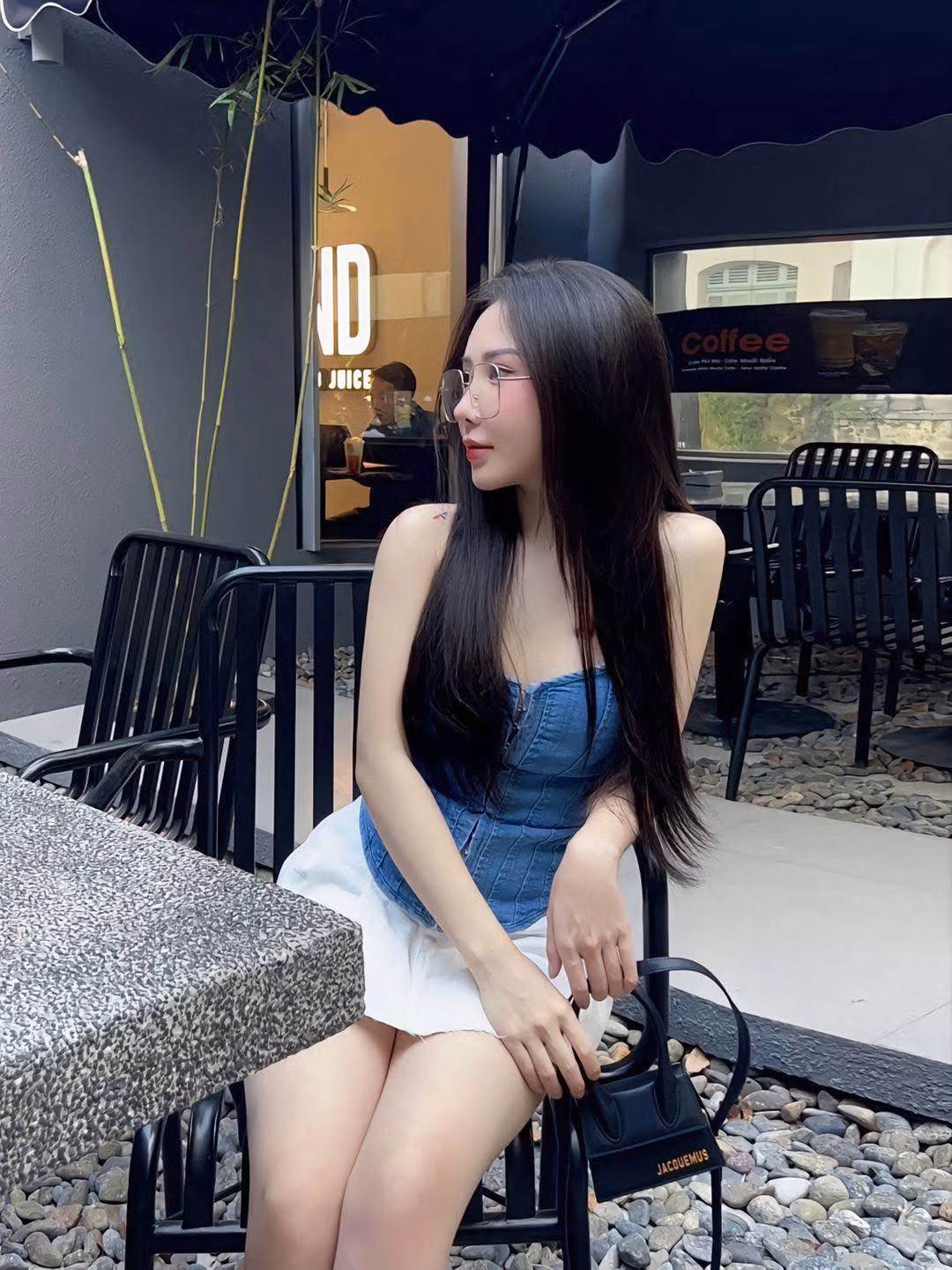 Với gương mặt đầy thiện cảm, đôi mắt to tròn lấp lánh, "Bọt iu" sở hữu vẻ đẹp tựa như một bức tranh vẽ, thu hút mà không cần phải cố gắng quá nhiều.