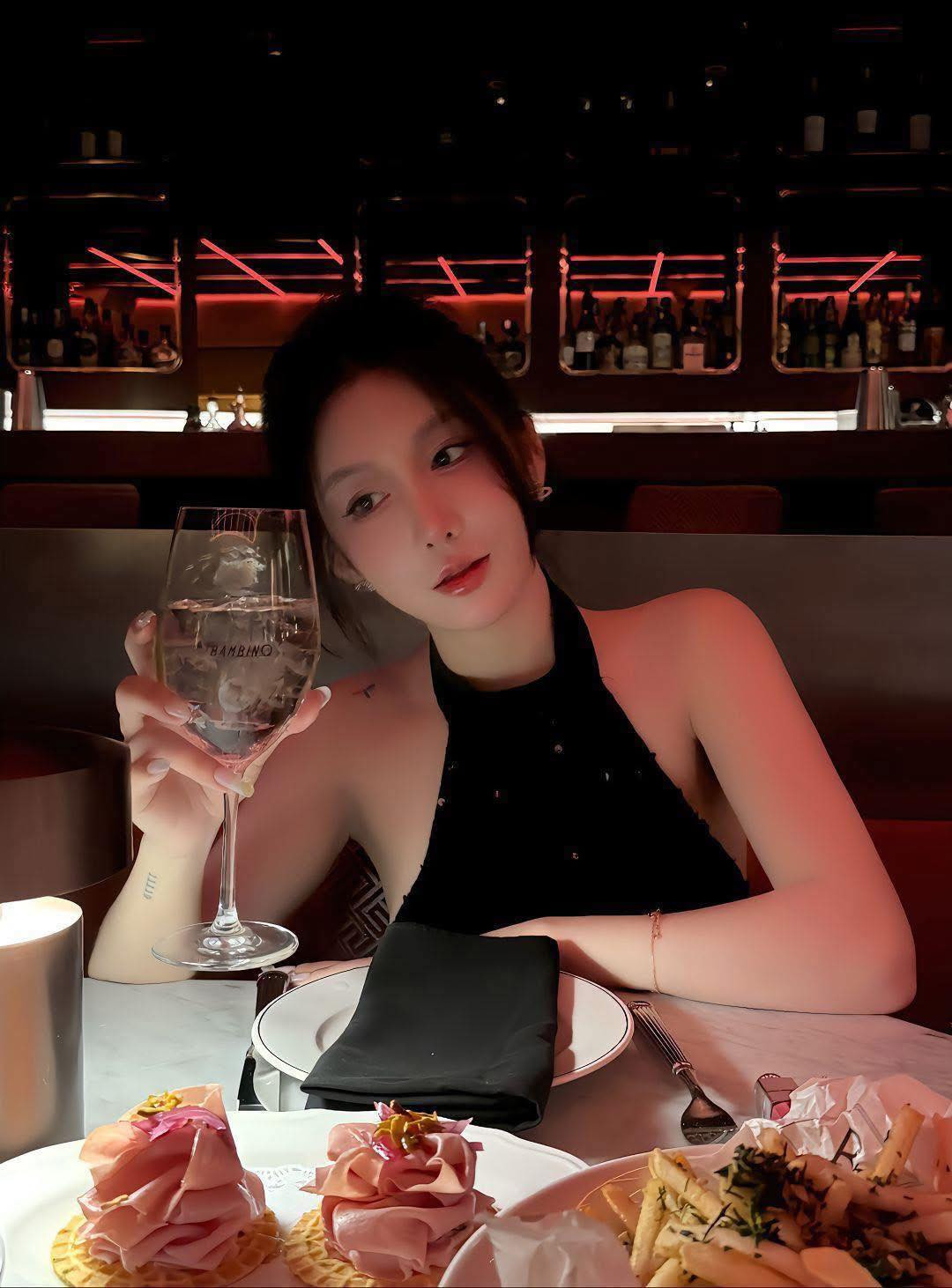 Không chỉ có nét đẹp tự nhiên, phong thái tự tin, quyến rũ của "Bọt iu" cũng là yếu tố quan trọng giúp cô ghi điểm trong mắt người hâm mộ.