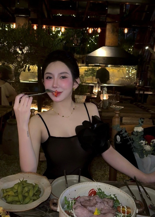 "Bọt iu" không chỉ gây chú ý vì những lời tố cáo "bóc phốt" ViruSs, mà vẻ ngoài xinh đẹp và gợi cảm của cô cũng là yếu tố khiến cộng đồng mạng "chao đảo".