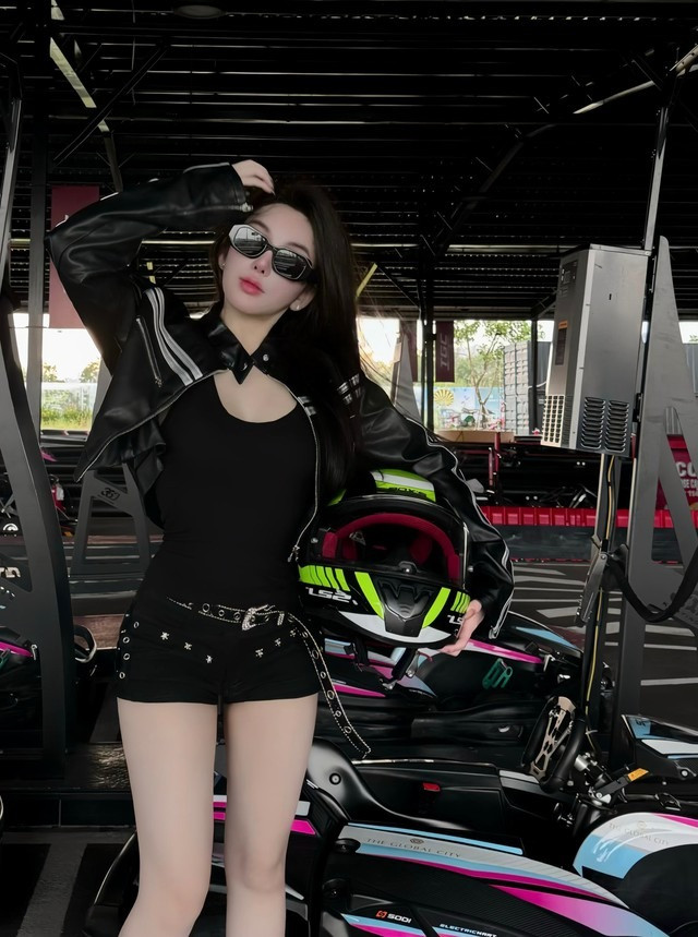 Nàng hot girl không ngần ngại bày tỏ sự bức xúc của mình về đối phương đồng thời khui một số câu chuyện hậu trường khiến người xem đi từ bất ngờ này đến bất ngờ khác.