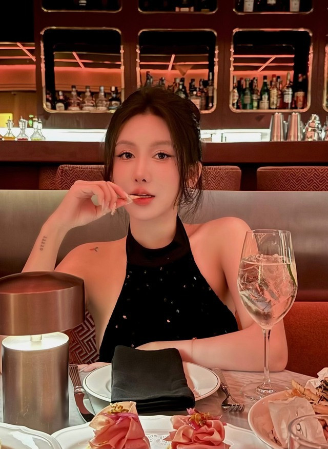 Theo đó, trong phiên livestream của Ngọc Kem, một tình huống bất ngờ đã thu hút sự chú ý của cộng đồng mạng. Một cô gái xinh đẹp, đầy cuốn hút bỗng xuất hiện trên màn hình, không chỉ khiến người xem "chao đảo".