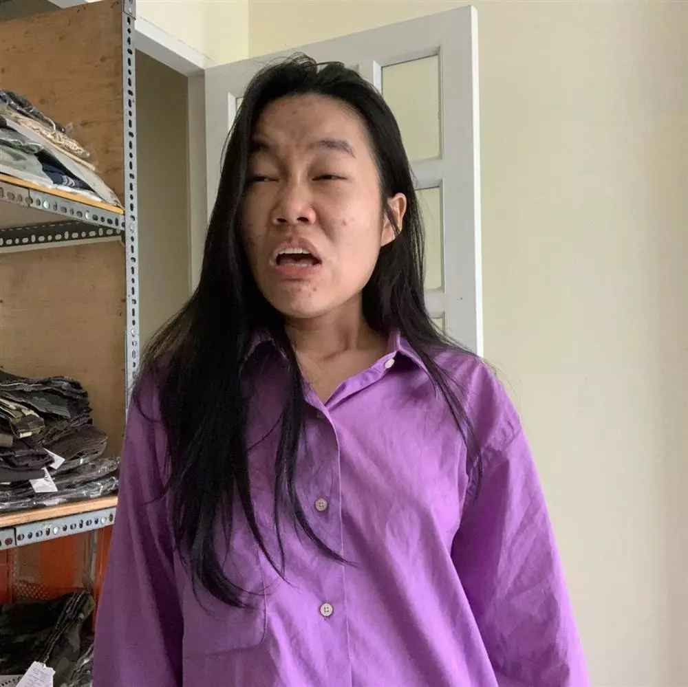 Phía dưới bình luận, Lê Thụy chia sẻ một tấm ảnh khác với cách tạo dáng đã che đi bộ lông nách cùng dòng caption: "Một tấm kín cổng kẹp nách cho các bạn đỡ shock. Một chiếc nách có lông không thể giết chết ai được".