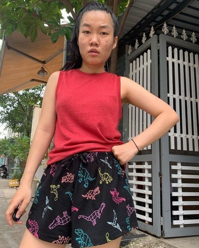 Phần đông cư dân mạng bày tỏ bật cười, xin quỳ trước sự lầy lội của Lê Thụy khi dám khoe vùng nách rậm rạp.