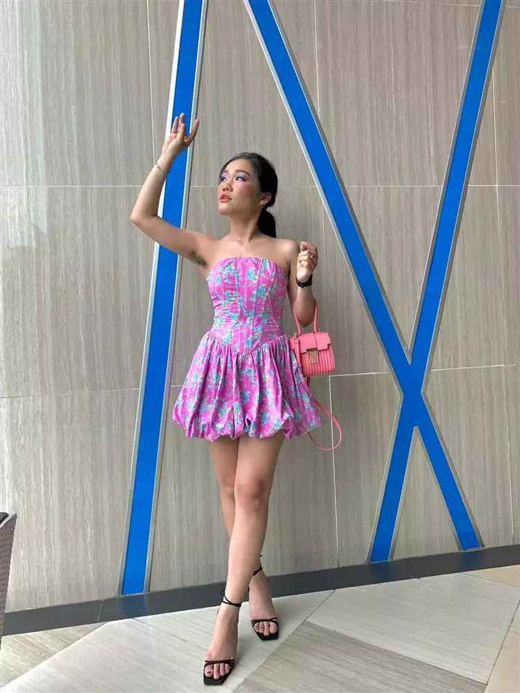 Trên trang Facebook mới đây, hot TikToker Lê Thụy khiến dân mạng "há hốc mồm" với độ lầy lội có 1-0-2. Theo đó, cô nàng khoe lên đồ cosplay Harley Quinn. Nhưng phiên bản Harley Quinn "copy" này nó lạ lắm.