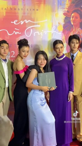 Trước phản ứng trái chiều, Lê Thụy chẳng lấy làm bận tâm còn nhắn nhủ: "Một tối thứ 4 không hề nhạt nhẽo đúng không ạ?. Chúc các bạn vui vẻ và và bớt cay cú vì chùm lông nách của người khác nhé".