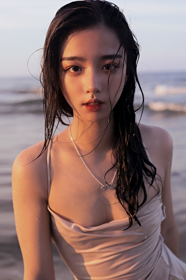 Lột xác thành một thiếu nữ xinh đẹp không tì vết từ một cô bé đen nhẻm, gầy guộc, nữ sinh ĐH Kinh tế quốc dân Hà Nội có tên Hằng Phan bất ngờ nổi tiếng.