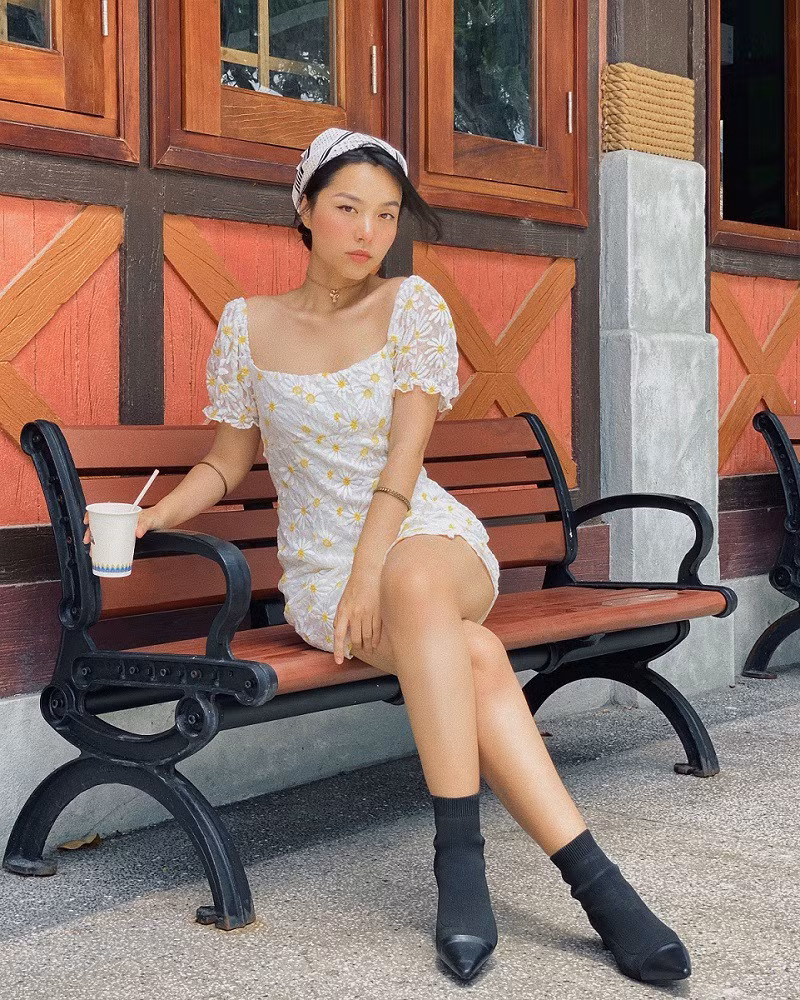 Công việc chính của Hà Trúc là kinh doanh. Những chuyến đi du lịch, review tận tình chi tiết những địa điểm mà cô đặt chân đến đó là "cái nghề thứ hai".