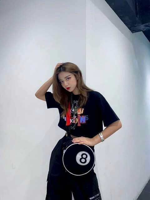 Hiện tại, hot girl Hằng Phan sở hữu hàng trăm ngàn fans trong nước và quốc tế bởi vẻ đẹp tự nhiên với gương mặt hình trứng ngỗng, đôi mắt to tròn, mũi cao.