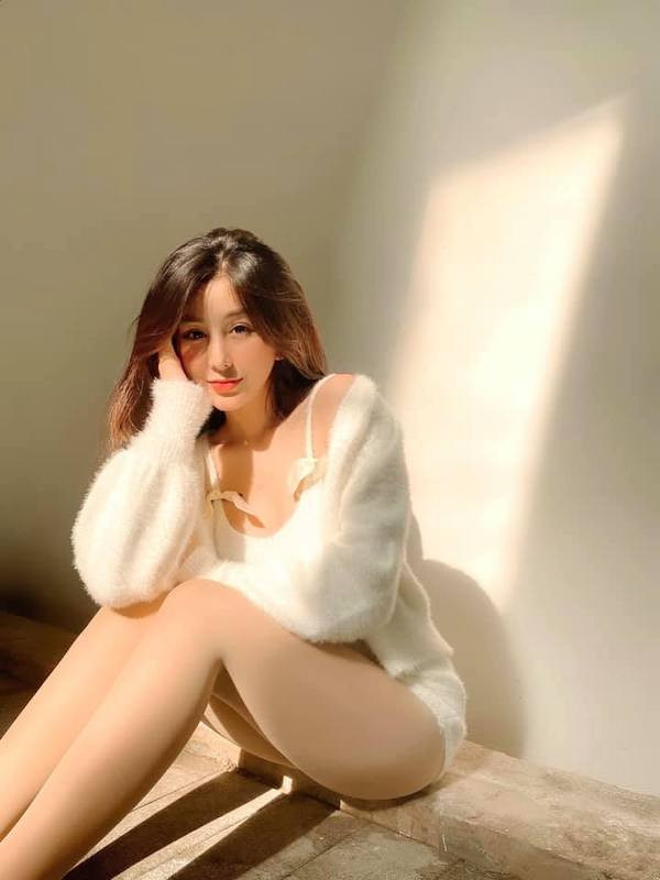 Hot girl Võ Ngọc Trân là cái tên được cộng đồng mạng chú ý sau bức ảnh tạo dáng khoe vòng 1 nảy nở với hơn 650.000 lượt theo dõi trên Instagram, lượng fans đông không thua kém các ngôi sao giải trí hàng đầu.