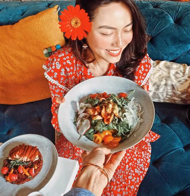 Lê Hà Trúc là một trong những cái tên được giới trẻ yêu thích trong giới đam mê du lịch Việt Nam. Travel blogger được ăn ngon, mặc đẹp, check-in sang chảnh lại kiếm hàng trăm triệu mỗi tháng...