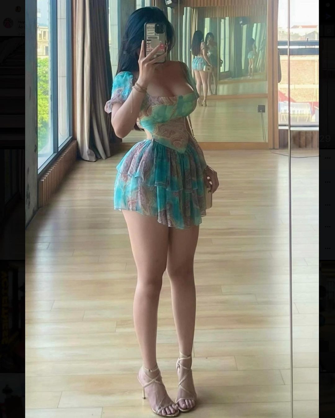 Thùy Minh tiết lộ thêm, với những cô nàng vừa thích mặc gợi cảm nhưng vẫn muốn đảm bảo sự kín đáo có thể lựa chọn set đồ dài ngang đùi và áo ngắn ngang eo. Miễn là áo có độ nâng đỡ tốt thì vòng 1 của bạn sẽ hạn chế tối đa tình trạng bị chảy xệ.