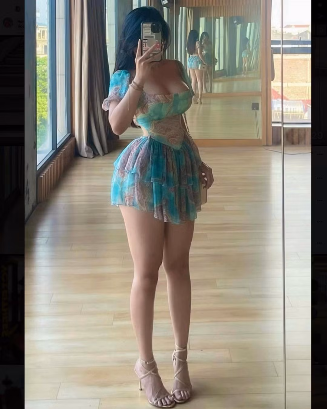 Thùy Minh tiết lộ thêm, với những cô nàng vừa thích mặc gợi cảm nhưng vẫn muốn đảm bảo sự kín đáo có thể lựa chọn set đồ dài ngang đùi và áo ngắn ngang eo. Miễn là áo có độ nâng đỡ tốt thì vòng 1 của bạn sẽ hạn chế tối đa tình trạng bị chảy xệ.