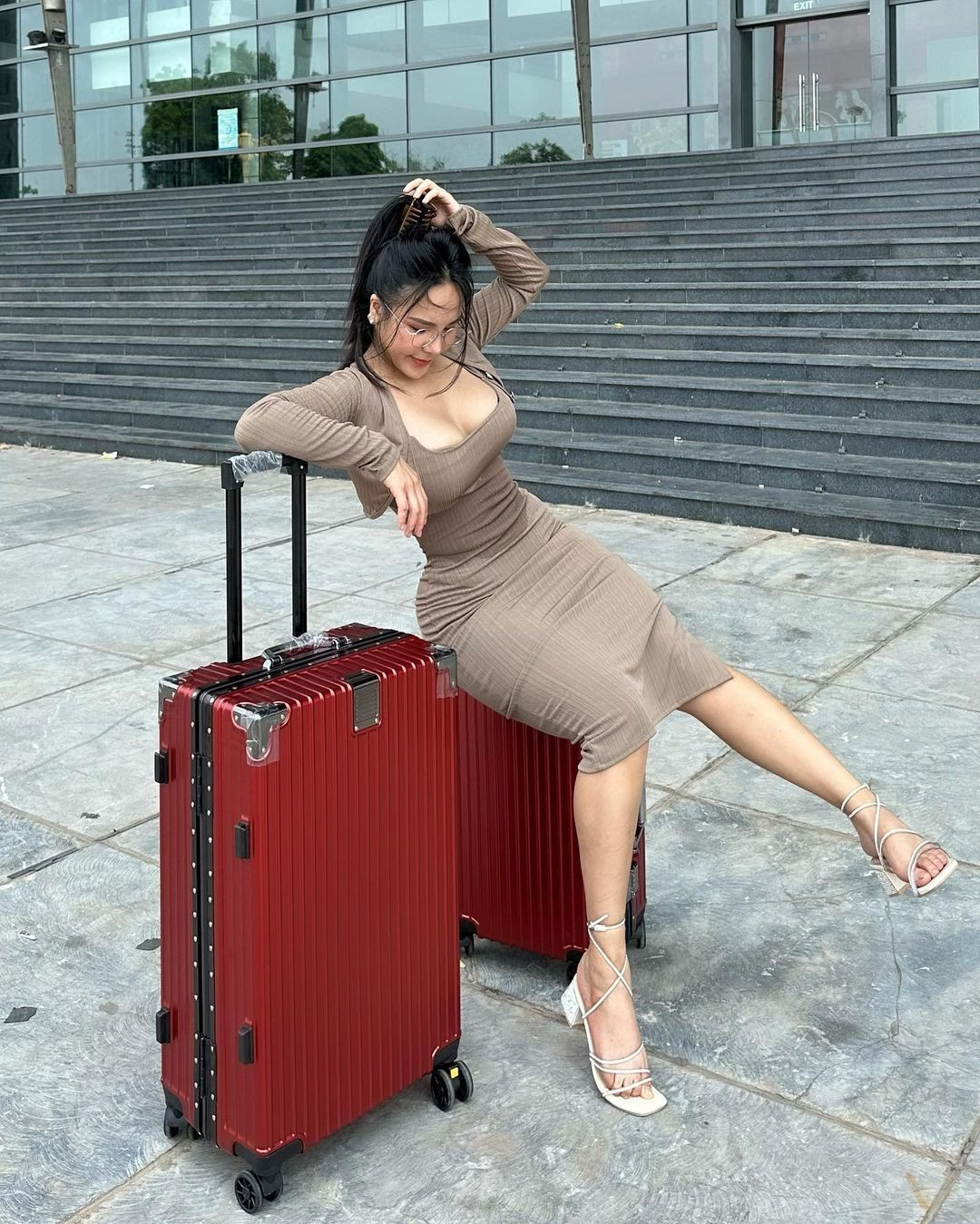 Không chỉ có quyến rũ với bộ đồ tập gym, Thùy Mình khi lên đồ đi chơi cũng cuốn hút không kém.