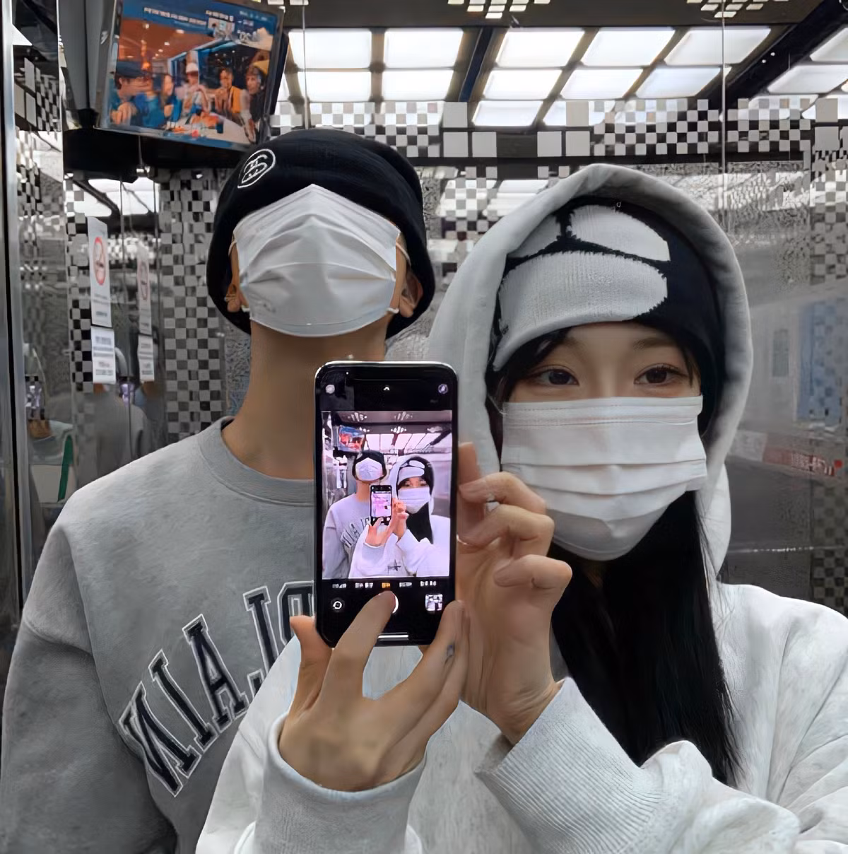 Vào thang máy khi đi chúc Tết cũng là địa điểm được nhiều bạn trẻ chụp ảnh check-in.