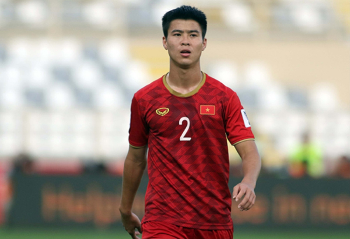 Hùng Dũng vắng mặt, Duy Mạnh được tính toán đá vị trí tiền vệ mỏ neo nhưng chấn thương của Bùi Tiến Dũng đã thay đổi hoàn toàn kế hoạch của HLV Park Hang Seo. Mạnh "gắt" tiếp tục quay về bộ 3 trung vệ bên cạnh Đình Trọng và Quế Ngọc Hải.