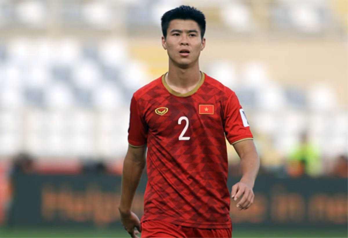 Hùng Dũng vắng mặt, Duy Mạnh được tính toán đá vị trí tiền vệ mỏ neo nhưng chấn thương của Bùi Tiến Dũng đã thay đổi hoàn toàn kế hoạch của HLV Park Hang Seo. Mạnh "gắt" tiếp tục quay về bộ 3 trung vệ bên cạnh Đình Trọng và Quế Ngọc Hải.