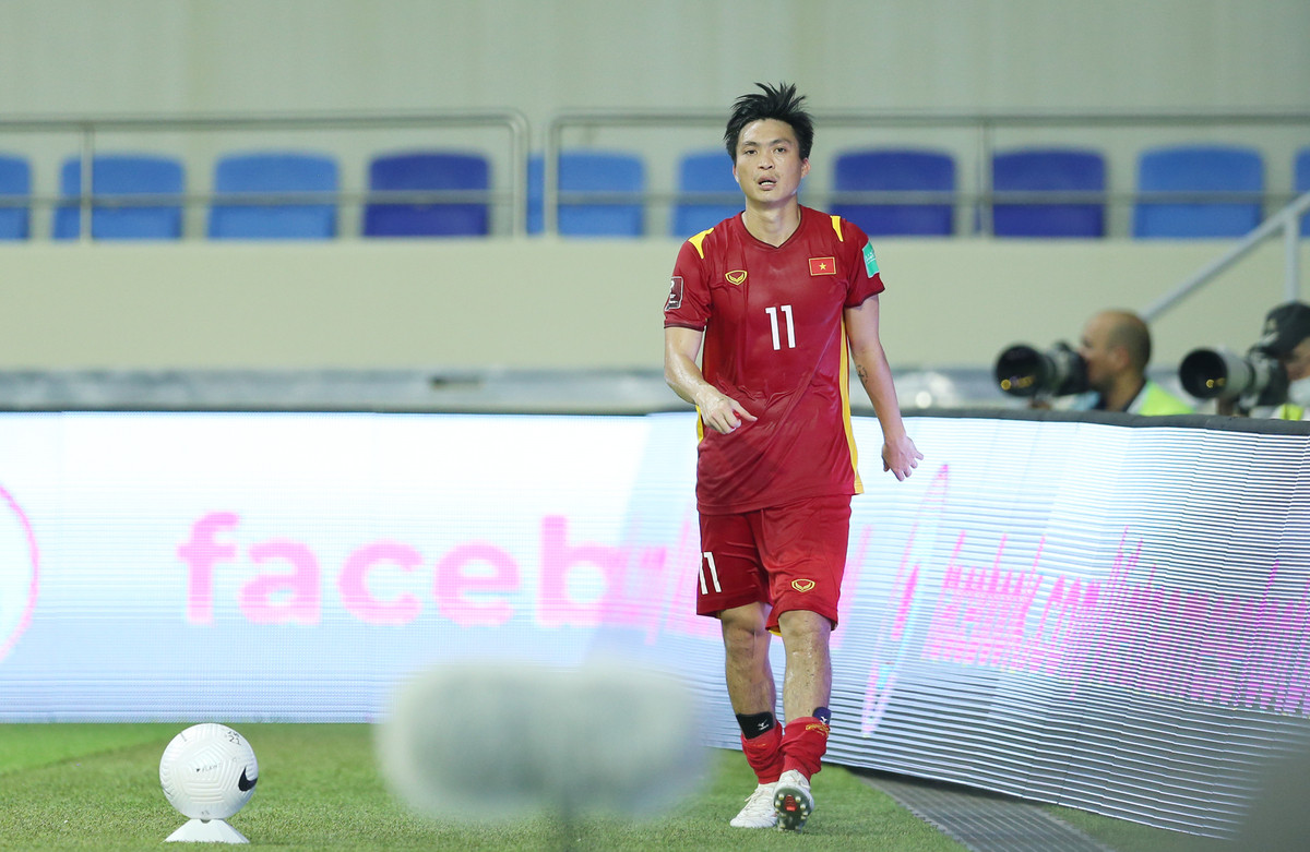 Khi mất đi Hùng Dũng, HLV Park Hang Seo quá đau đầu để tìm người thay thế nhưng may mắn cho chiến lược gia của đội tuyển Việt Nam khi ông còn Tuấn Anh trong tay. Cầu thủ người Thái Bình không chỉ có độ lỳ lợm mà còn là một "trạm" thu hồi bóng và cầu nối để chuyển trạng thái.