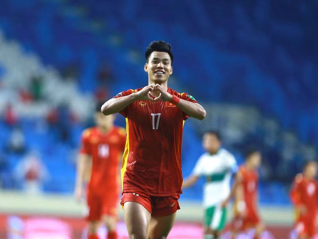 Cũng giống như Trọng Hoàng, Văn Thanh cũng là cầu thủ có thừa sức mạnh và kỹ thuật nơi hành lang trái. Cầu thủ của Hoàng Anh Gia Lai không chỉ nhanh mà còn sẵn sàng tung ra những cú dứt điểm sấm sút kết liễu đối thủ.