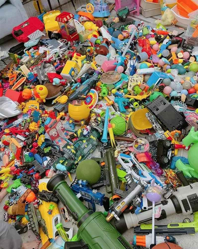 Điển hình như câu chuyện của cậu bé dưới đây, không biết có phải vì ham chơi hay không mà cậu bé đã đổ một đống đồ chơi xuống sàn.