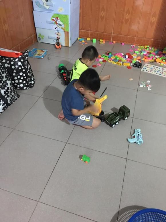 Hầu hết các bậc cha mẹ đều đồng cảm vì ai cũng từng trải qua cảm giác hoa mắt trước đống đồ chơi của con nhỏ. Ảnh minh hoạ.