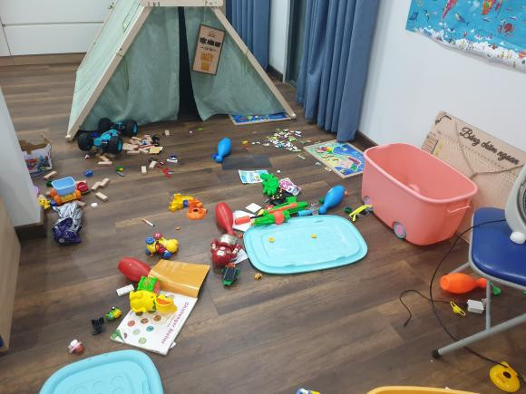 Trước đó, nhiều ông bố, bà mẹ đã phải kêu trời vì sau mỗi lần đi làm về nhìn cảnh con bày đồ chơi khắp nhà mà muốn "sang chấn tâm lý". Ảnh minh hoạ.