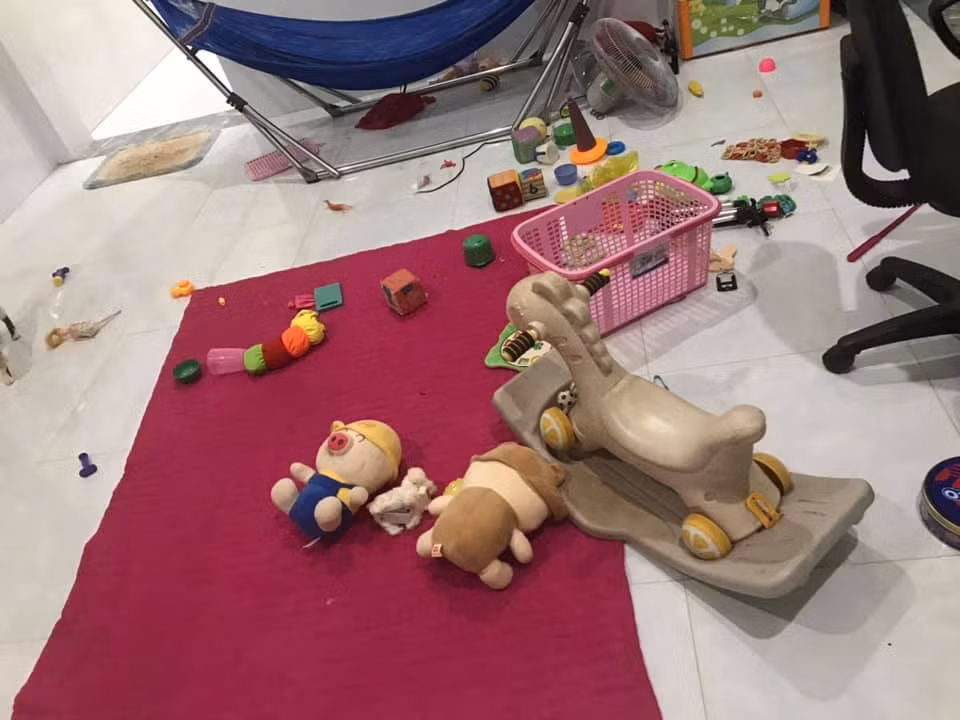 Ngay sau khi được chia sẻ, hình ảnh cậu bé bên đống đồ chơi trải khắp nhà đã nhận được sự chú ý từ cư dân mạng. Ảnh minh hoạ.