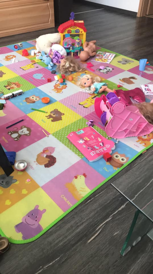 Tuy nhiên, có một số ý kiến cho rằng, khi bố mẹ mua cho con quá nhiều đồ chơi, các bé sẽ không biết trân trọng thứ mà mình được tặng dẫn đến việc chóng chán. Ảnh minh hoạ.