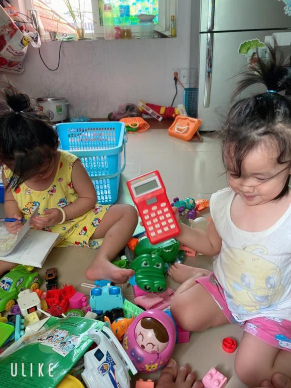 Ngay lập tức, rất nhiều mẹ đăng ảnh nhà mình và chia sẻ cùng cảnh ngộ. Bên cạnh đó, nhiều mẹ đã "trị" được việc vứt đồ của các con đưa ra lời khuyên: "Dạy con dọn đồ chơi vào, hoặc không vứt vào thùng rác", "Bạn cứ bảo không dọn ngày mai mẹ cho vào thùng rác là sợ", "cứ vứt vào thùng rác lần sau sẽ ngoan ngay"...