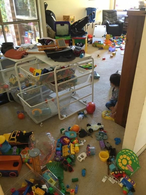 Nhìn chỗ đồ chơi có thể thấy cậu bé được bố mẹ rất yêu thương và cưng chiều. Vì thế, giữa vô vàn các món đồ cậu nên không biết lựa chọn chơi đồ gì nên mới đổ ra hết như vậy. Ảnh minh hoạ.