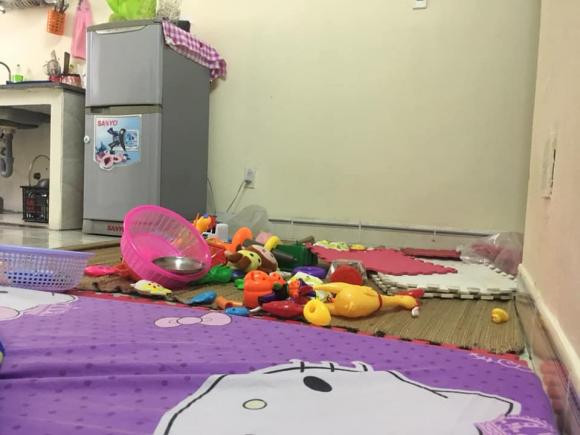 Cụ thể, có phụ huynh đã lên một fanpage than thở về chuyện ngày nào con cũng bày đồ chơi khiến mẹ phải dọn dẹp: "Có lúc muốn cất hết đồ chơi đi cho chúng nó khỏi bầy mà không cho chơi thì không. Chán chả muốn dọn thì sợ chúng nó và cả mình dẫm chân vào đồ chơi hoặc ngã vào thì đau.... Chúng nó cũng bị ngã vào đồ chơi chảy máu đầu rồi đấy chứ nhưng mà chúng nó thừa năng lượng ko biết làm gì. Em lại nghĩ thôi kệ cho chúng nó nghịch còn hơn cắm mặt vào tivi, điện thoại".