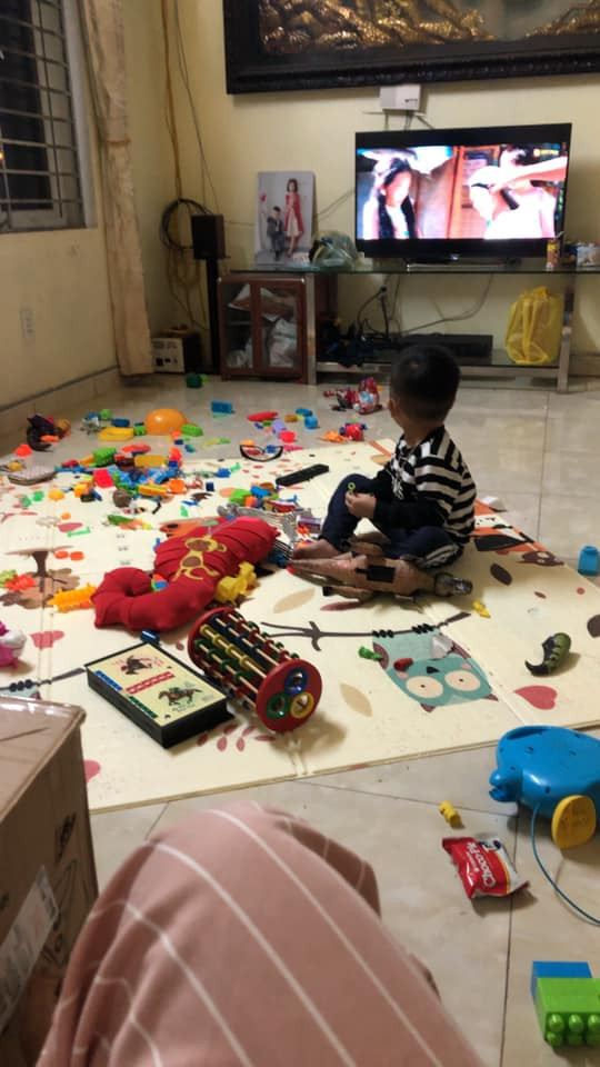 Theo như trong hình ảnh được chia sẻ, một cậu nhóc khoảng 4, 5 tuổi đang đứng ngơ ngác giữa "biển" đồ chơi của mình. Trong không gian phòng khách, toàn bộ số đồ chơi của cậu bé đã xếp chật kín nhà. Ảnh minh hoạ.