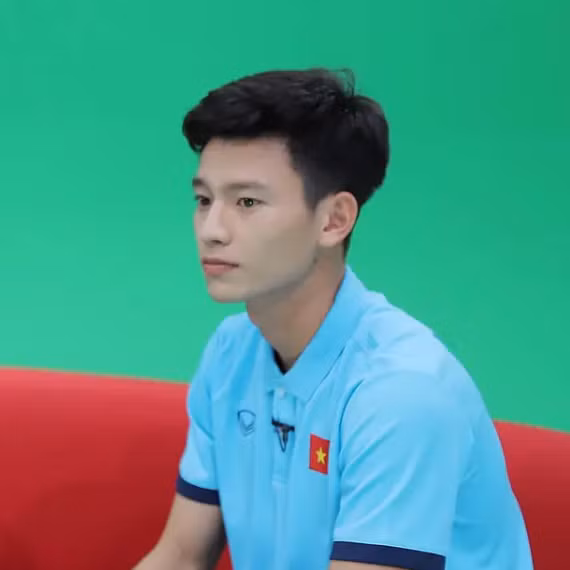 Mới đây, trong trận đấu mở màn tại SEA Games 31 Phan Tuấn Tài đã có những phút thi đấu đáng nhớ. Anh cũng trở thành tâm điểm chú ý của nhiều người nhờ có gương mặt thư sinh, dễ mến và nụ cười hiền lành.