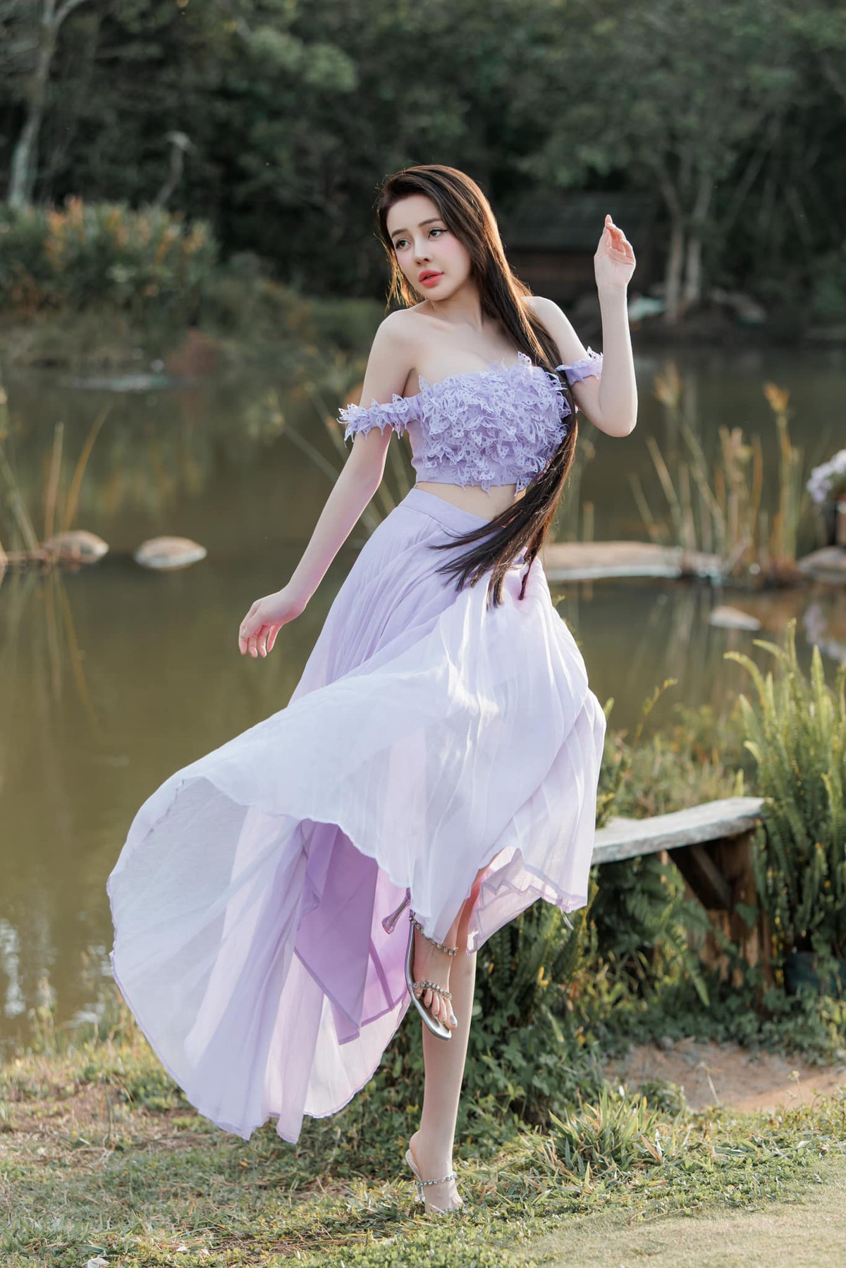 Từ khi bắt đầu sự nghiệp, Ngân 98 đã gây ra không ít tranh cãi khi xuất hiện với những bộ trang phục hở hang, thậm chí có những hành động “gây sốc” để thu hút sự chú ý.