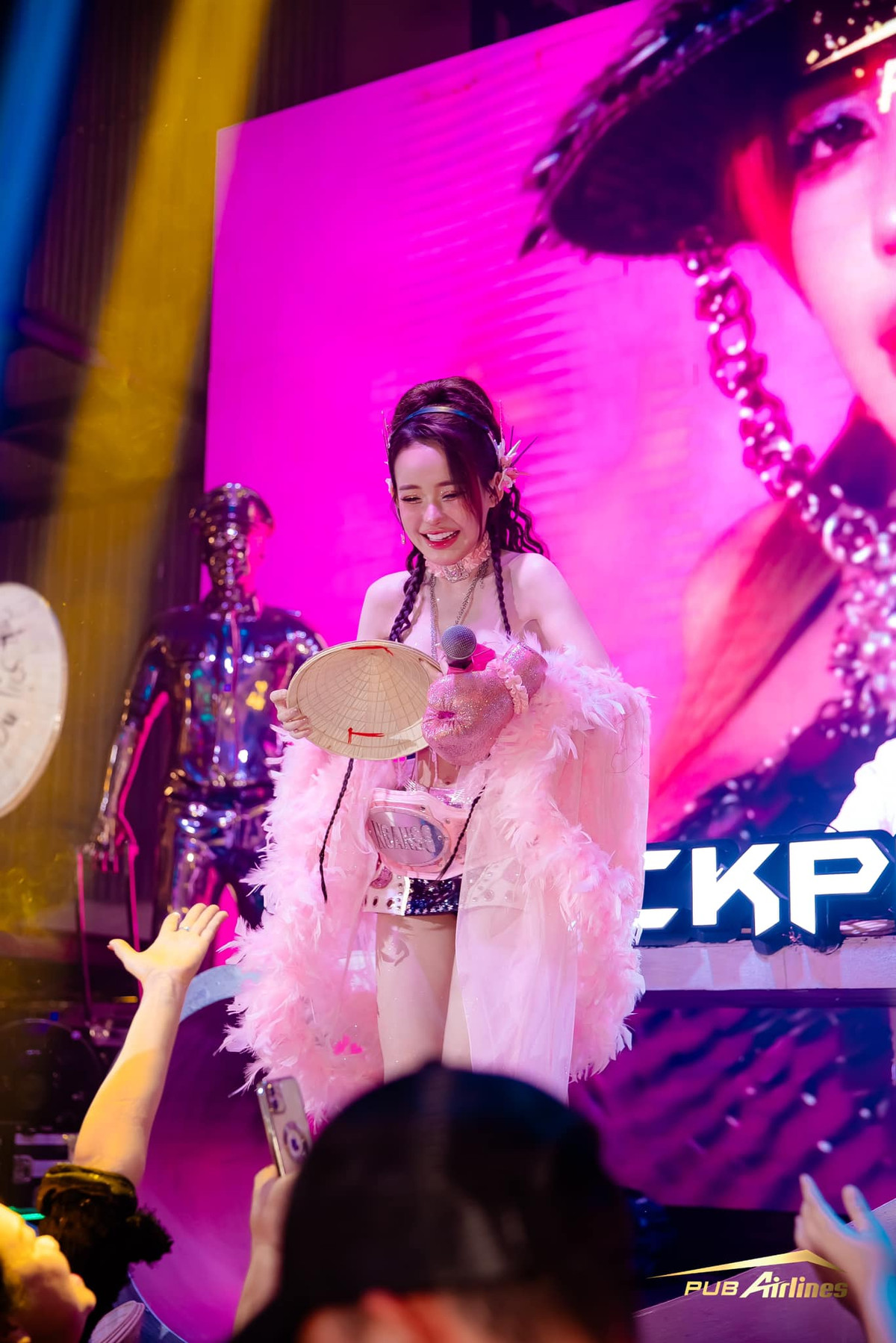 Ngân 98 - nữ DJ được biết đến rộng rãi qua những video và hình ảnh nóng bỏng, táo bạo trên các nền tảng mạng xã hội.