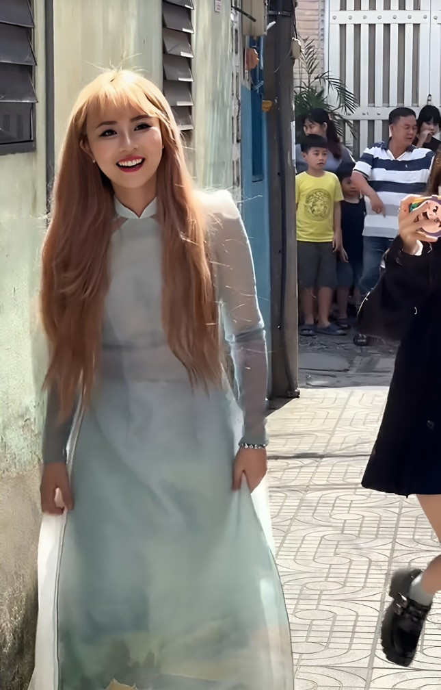 Sự thay đổi trong phong cách thời trang khi diện áo dài thướt tha và cách trang điểm tôn lên nhan sắc đẹp tự nhiên, khiến nhiều người khó nhận ra Misthy cá tính thường ngày.