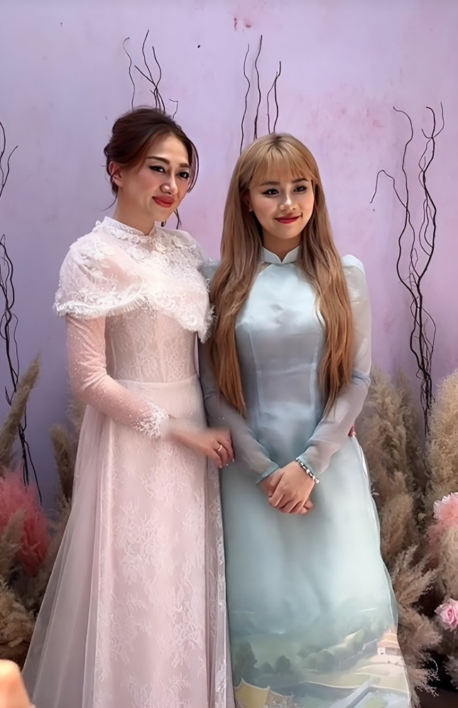 Ngay cả các đàn chị trong showbiz khi cùng có mặt trong dàn phù dâu lễ ăn hỏi cũng phải bất ngờ vì vẻ xinh đẹp của Misthy.