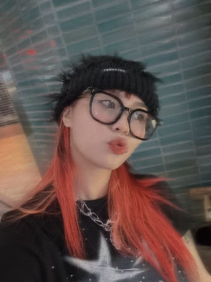 Đăng lại hình ảnh đi ăn cưới, “chính chủ” cũng phải bất ngờ với chính mình. Misthy còn hài hước đính kèm thêm một tấm hình chân thực khác và khẳng định ảnh "biến hình" theo phong cách dịu dàng kia chỉ là cô em gái của cô nàng.