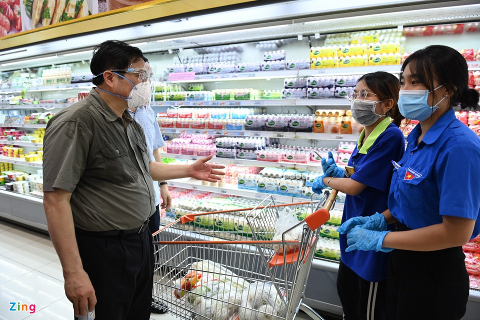 Tại Co.opXtra Phạm Văn Đồng ở phường Hiệp Bình Chánh, TP Thủ Đức, đại diện siêu thị khẳng định hàng hóa trong hệ thống luôn dồi dào. Thủ tướng nhấn mạnh: "TP.HCM phải đảm bảo lương thực, thực phẩm để người dân yên tâm ở nhà".